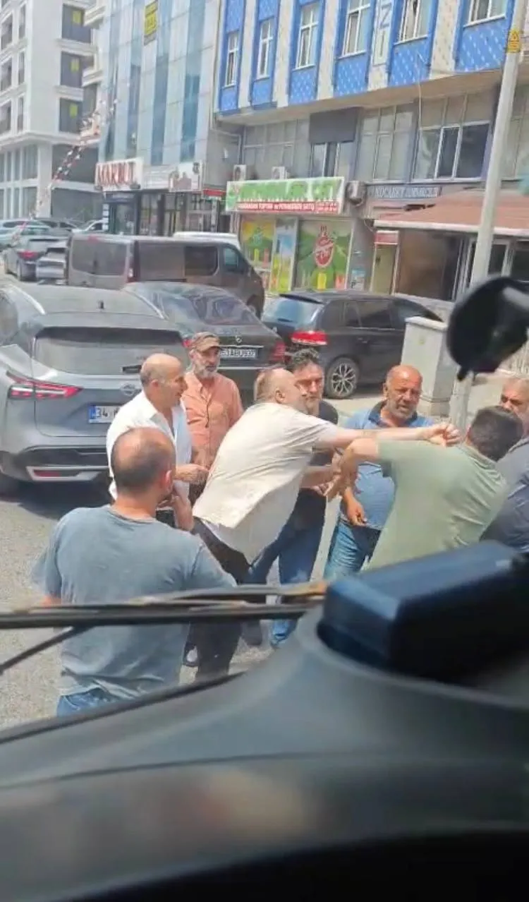 İstanbul trafiğinde yine yol verme kavgası çıktı
