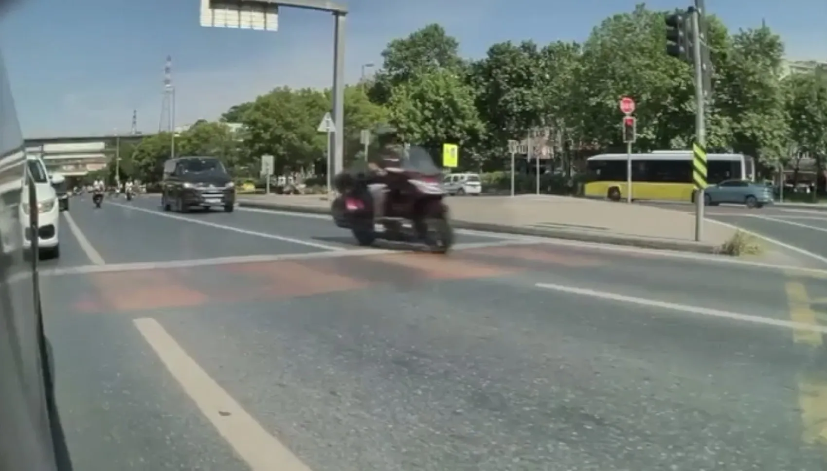 Kağıthane'de ambulans ile motosiklet çarpıştı 4 yaralı