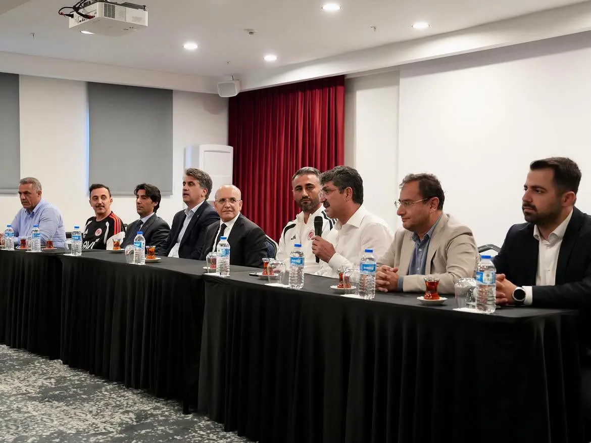Mehmet Şimşek Bolu kampında futbolcularla bir araya geldi