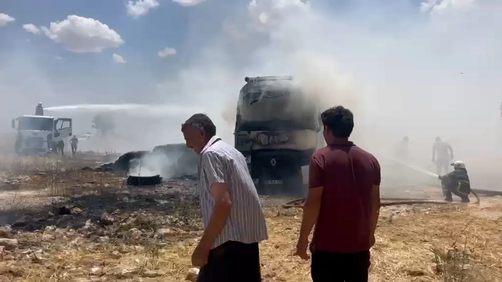 Viranşehir yolunda saman yüklü TIR alevler içinde kaldı