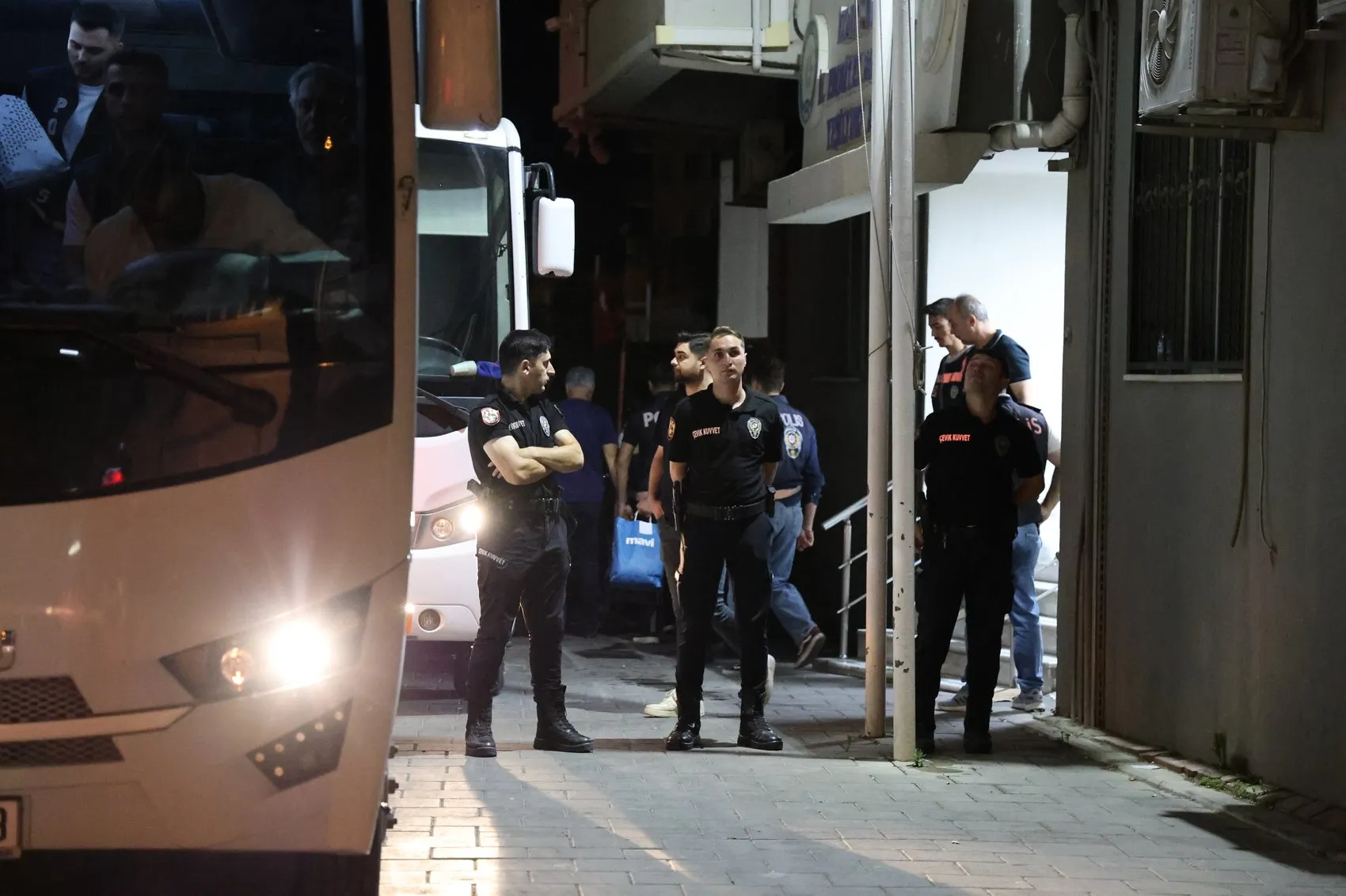 İzmir'de rüşvet operasyonu İki belediye başkanı da dosyada