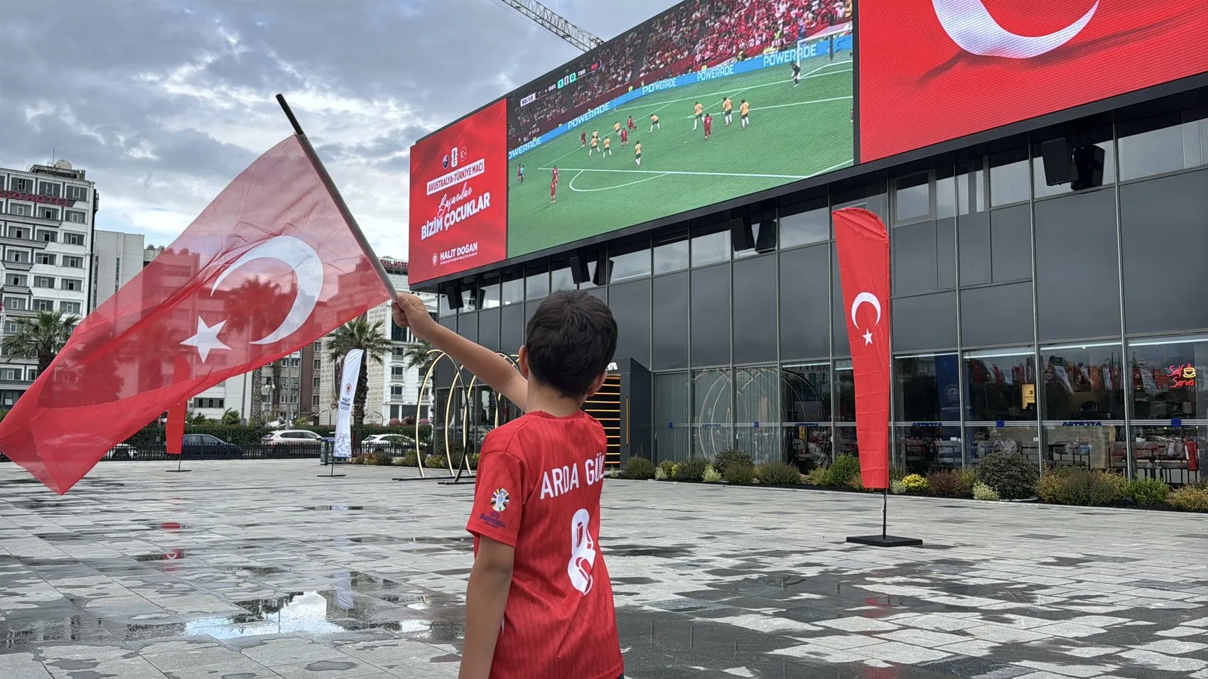 Samsunlular milli maç için yağmura aldırış etmedi