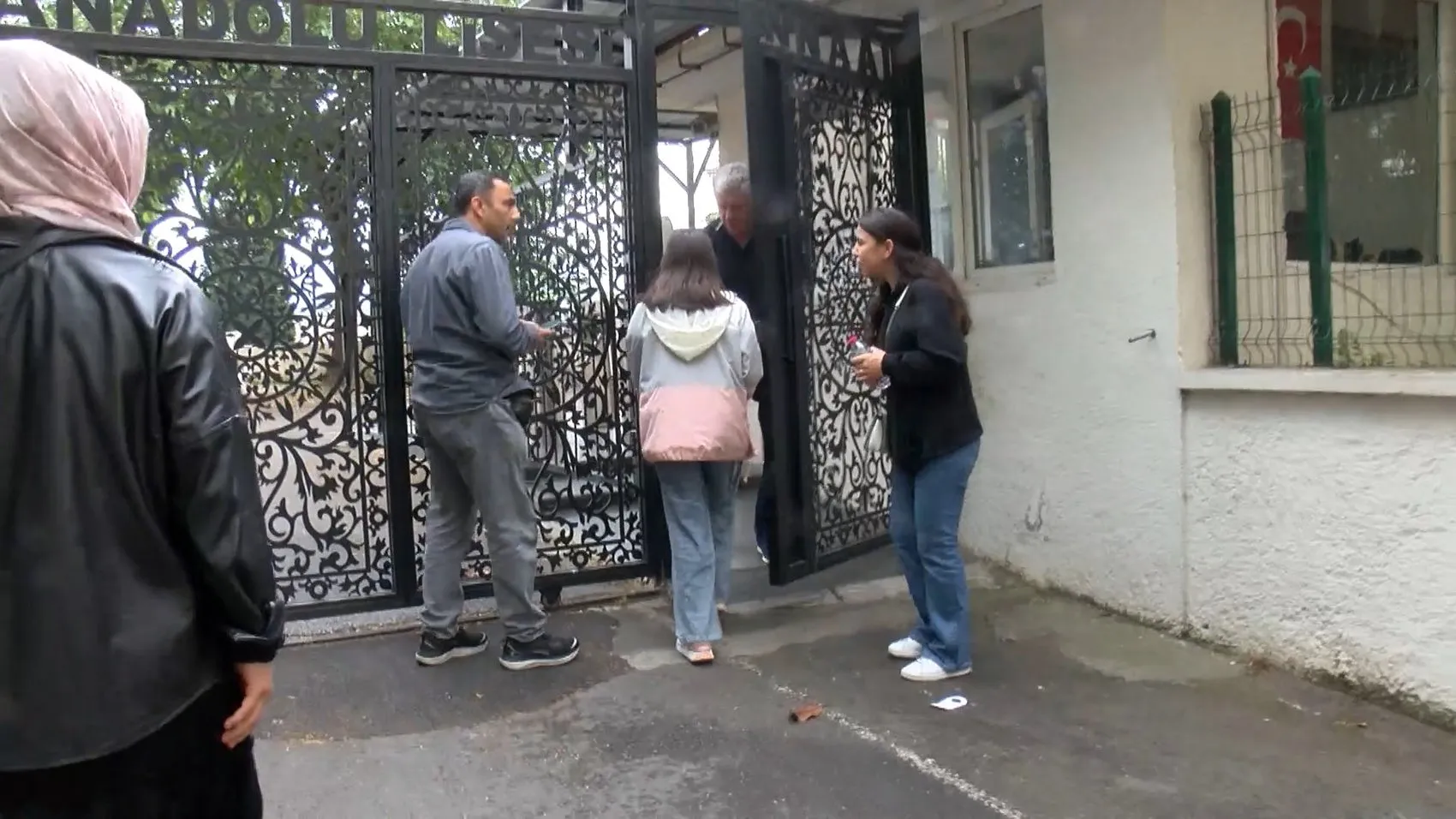 LGS heyecanında yanlış okul paniği Veliler yardıma koştu