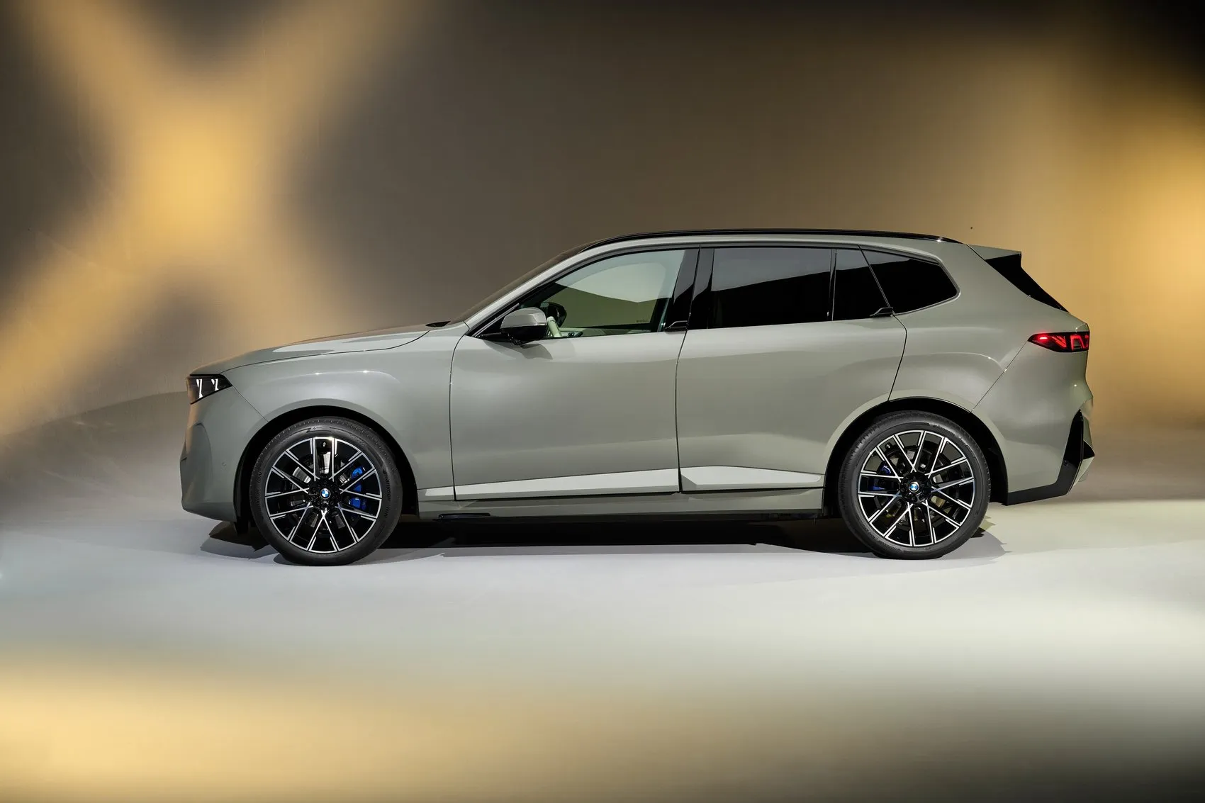 BMW'den menzil rekoru: Yeni iX5 tam 845 km menzille tanıtıldı!