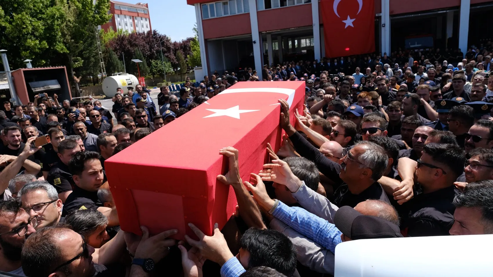 Konya fabrikadaki yangında can veren itfaiyecisini uğurladı