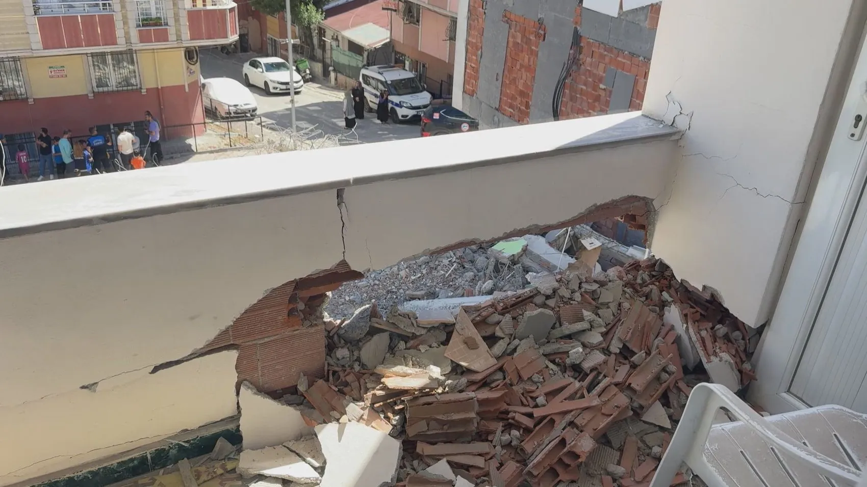 Esenyurt’ta kontrolsüz yıkım binayı yıktı