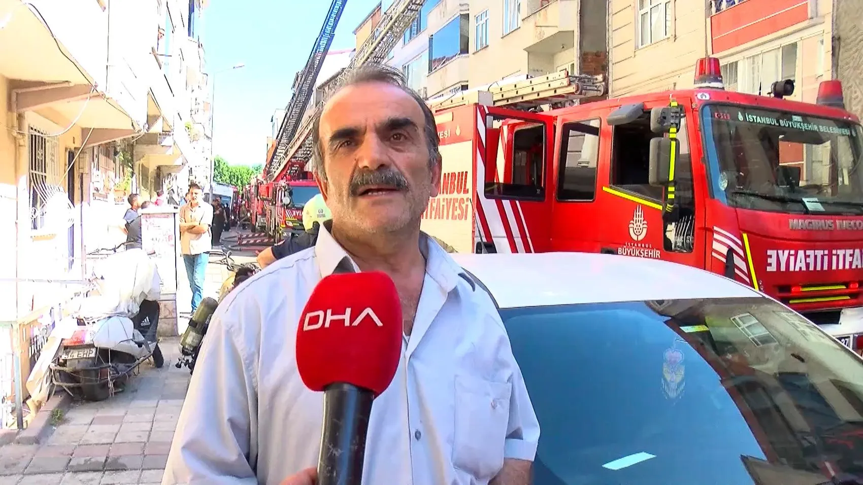 Sultangazi'de çatı yangını yedi binayı birden sardı