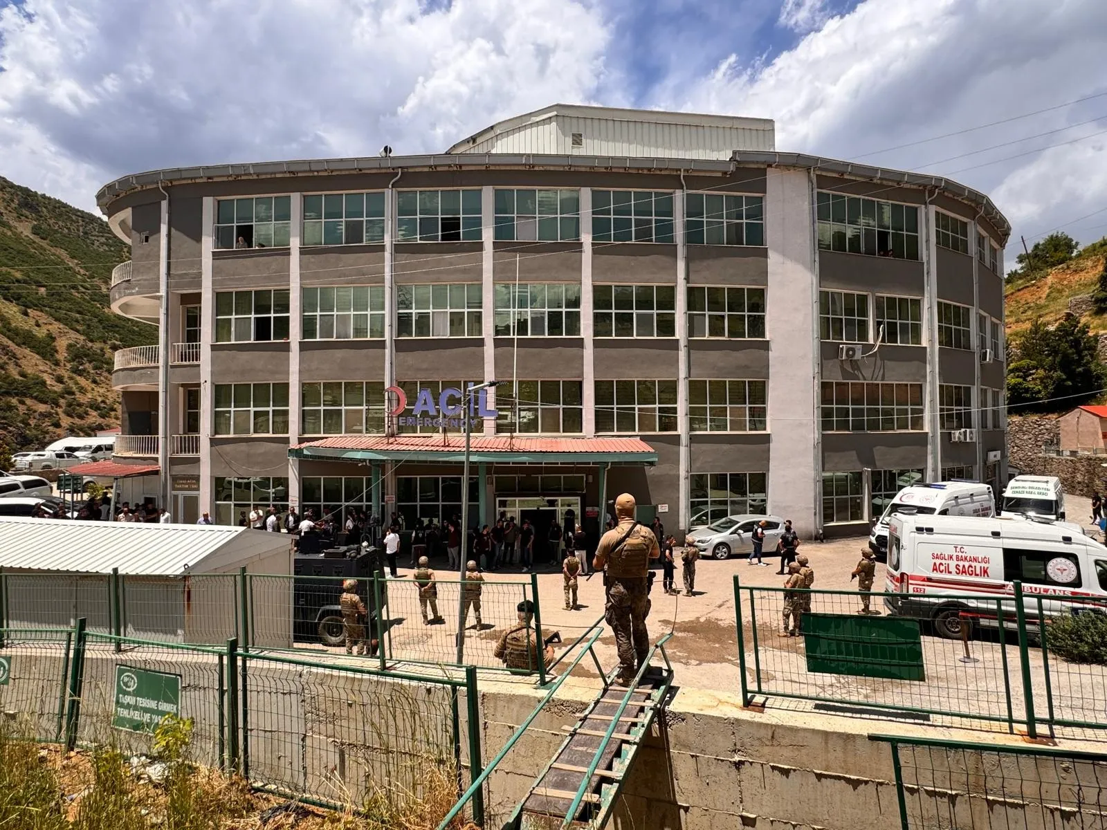 Şemdinli'de uzman çavuş dehşeti 4 kişiyi öldürüp intihara kalkıştı