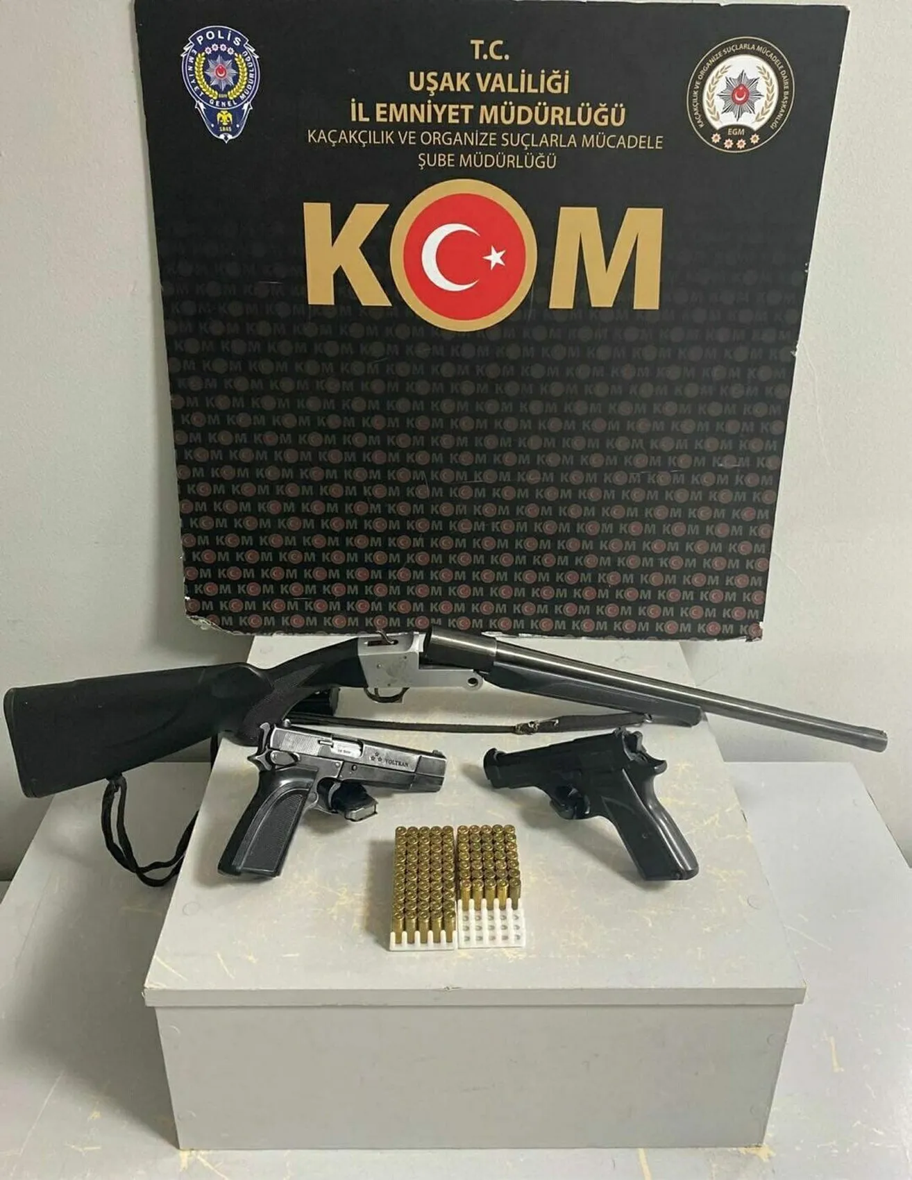 Uşak polisinden kaçak tütün ve silah operasyonu