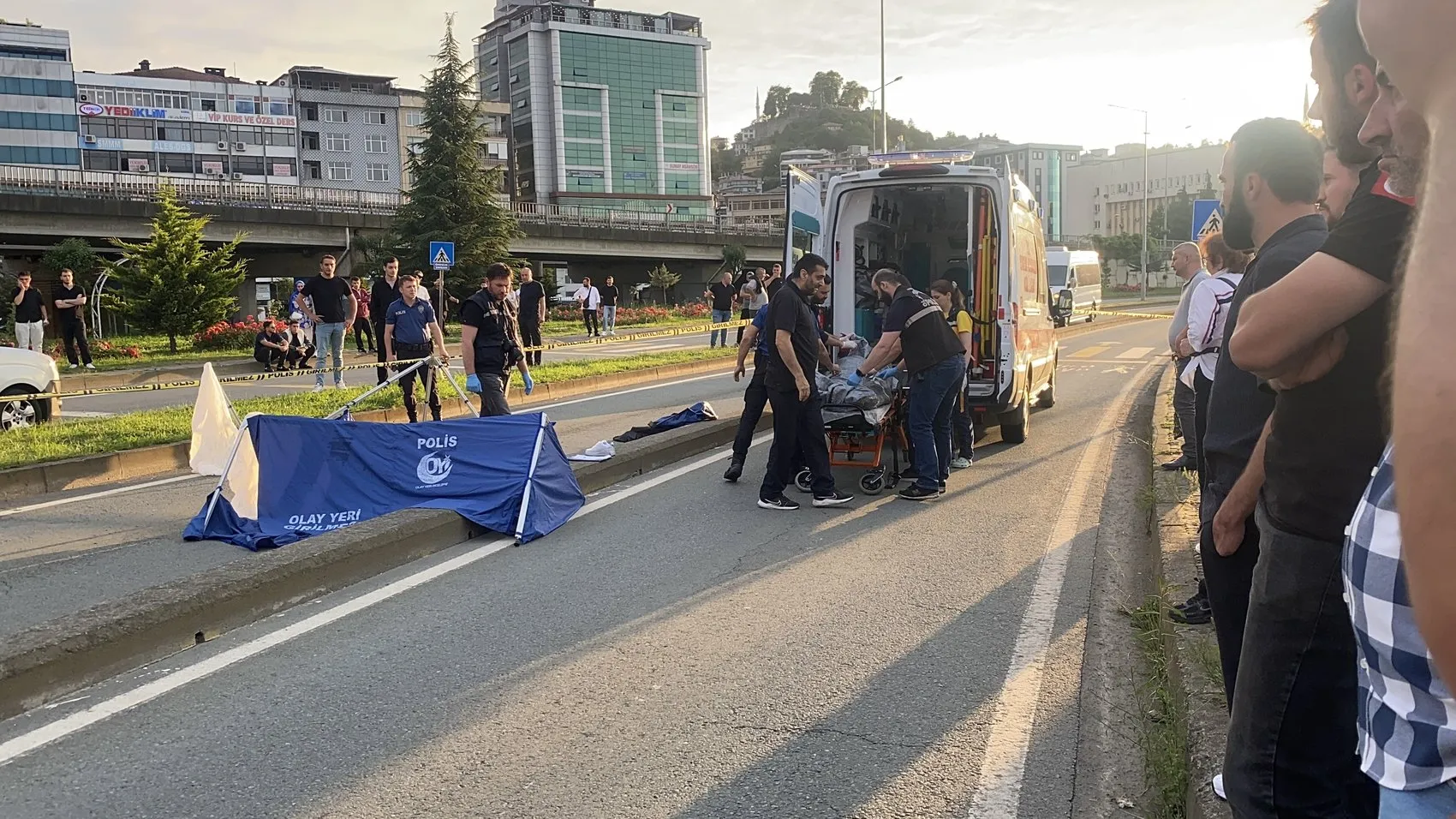 Rize’de yaya geçidinde ölümlü kazaya yol açan sürücü kayıplara karıştı