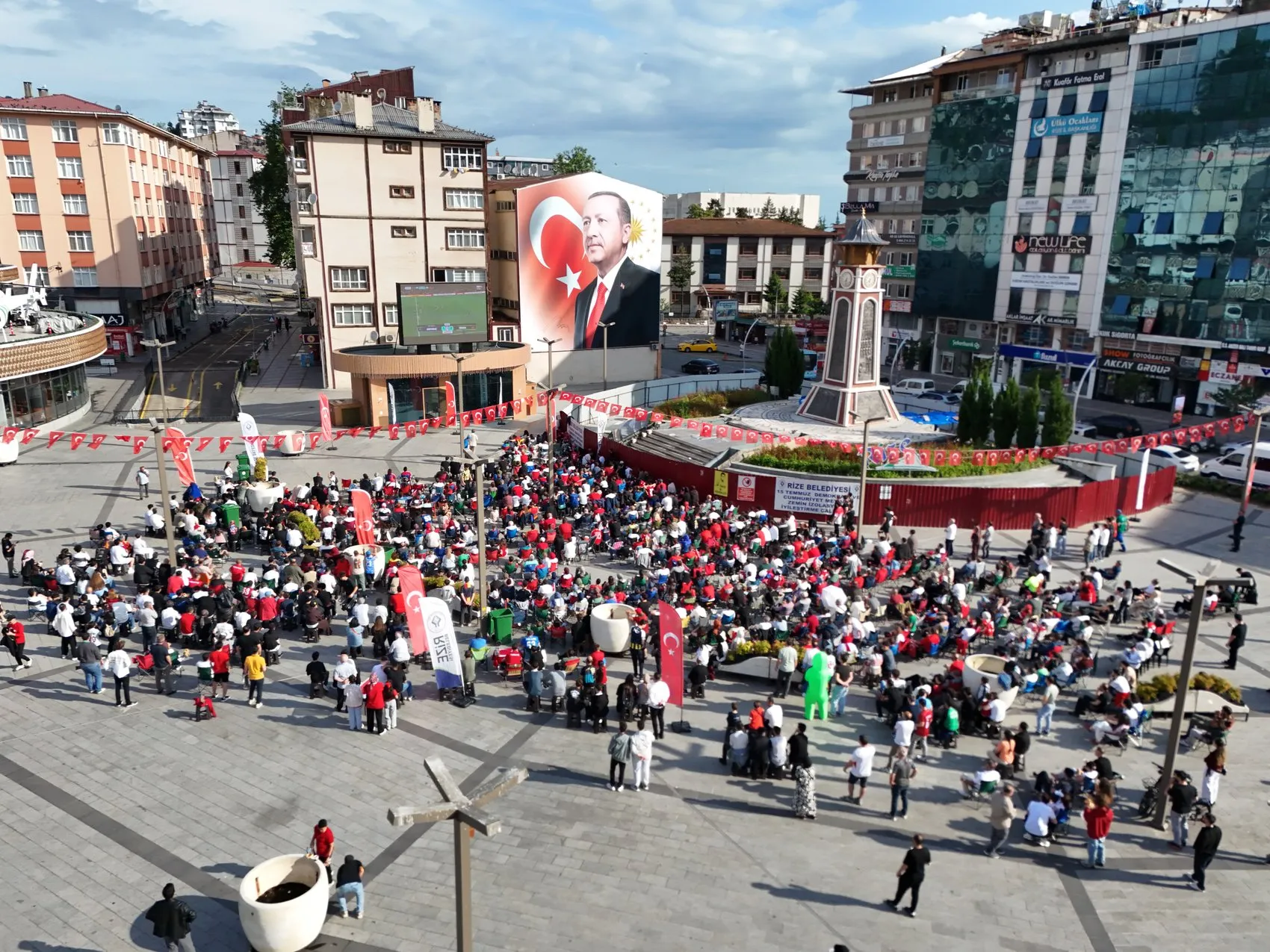 Rizeliler milli maç için meydanda buluştu
