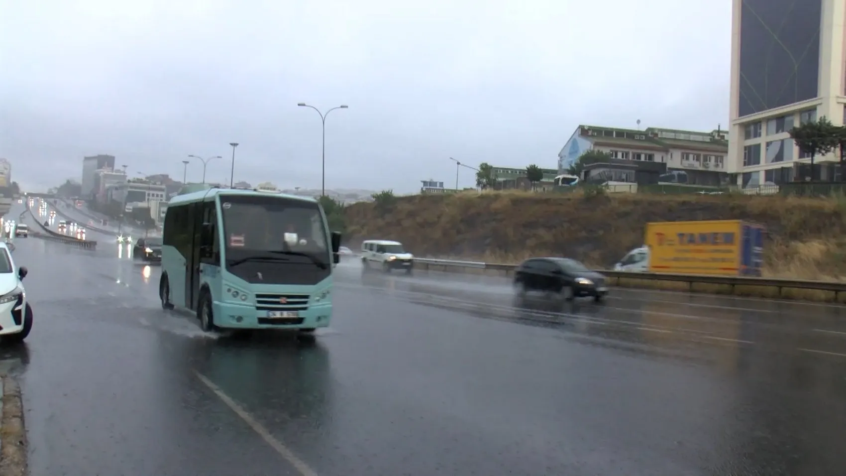 İstanbul güne yağmurla uyandı