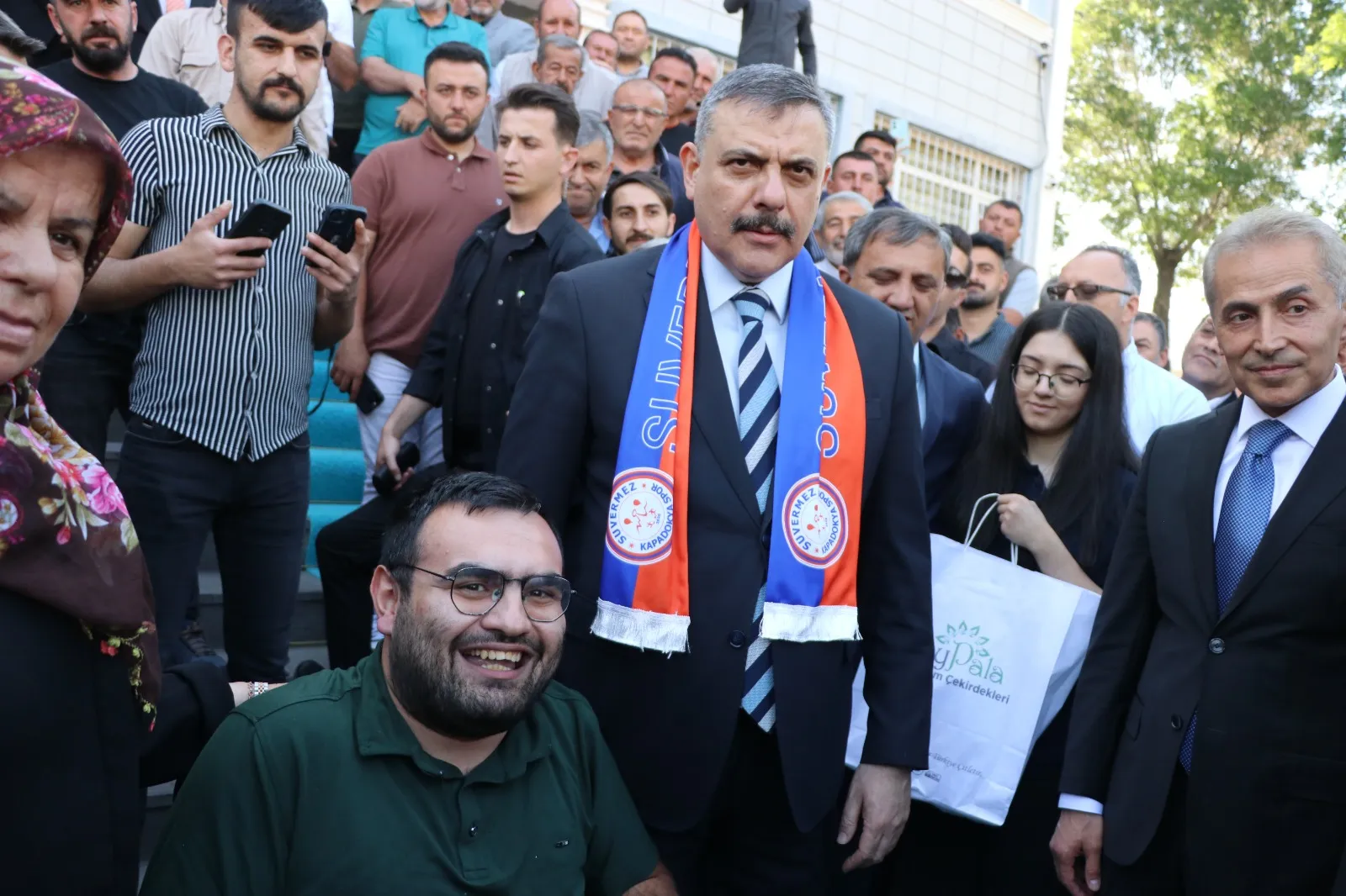 Bakan Çiftçi eski görev yerinde vatandaşla kucaklaştı