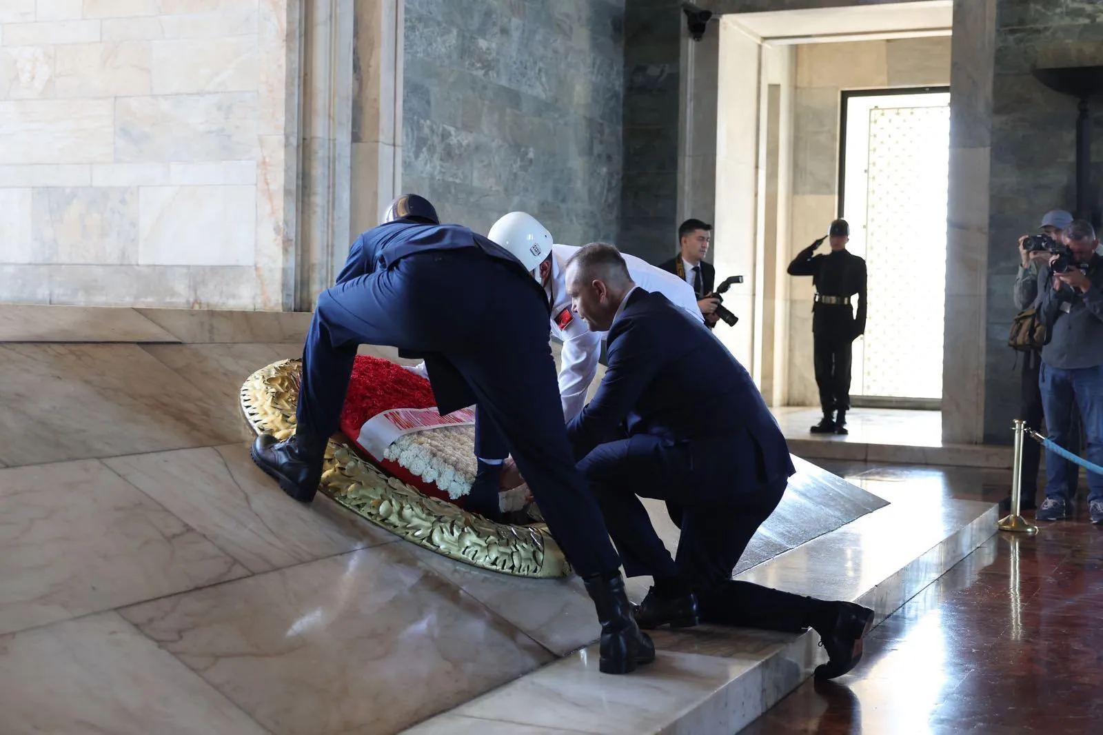 Polonya Cumhurbaşkanı Nawrocki Ankara'da Anıtkabir'e gitti