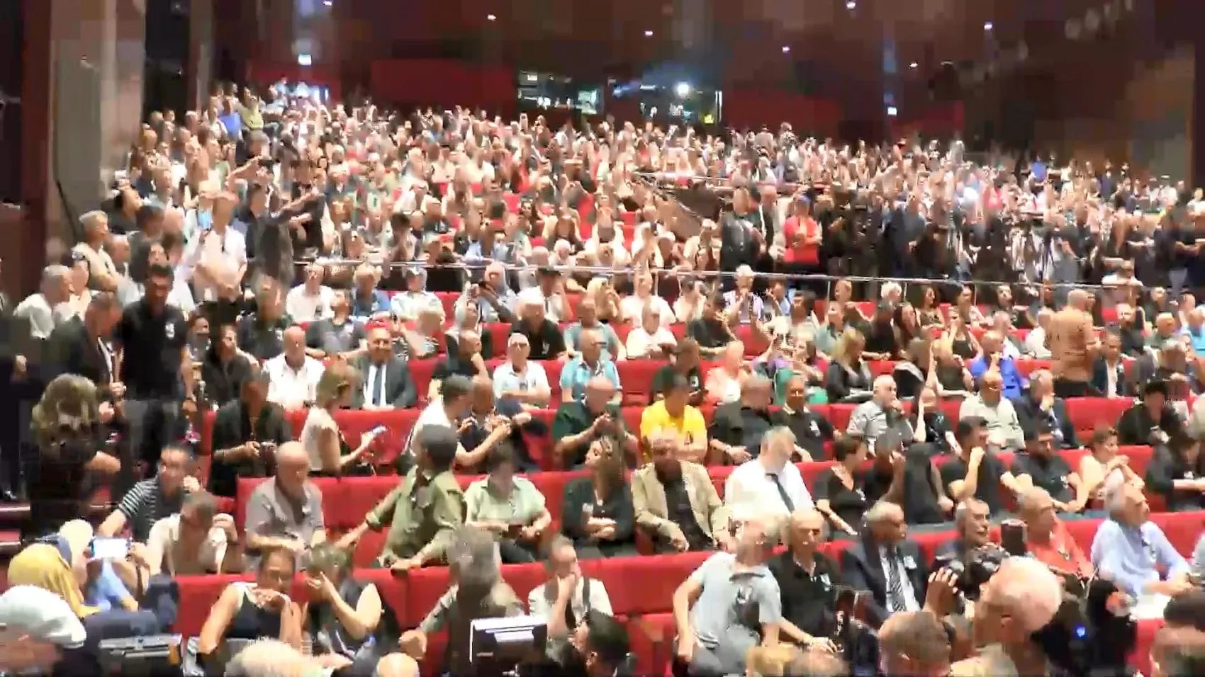 Kadir İnanır sinema dünyasının omuzlarında uğurlandı