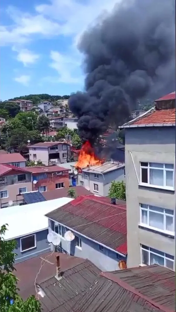Sarıyer'de çatı katında kaynak yaparken evi yaktılar
