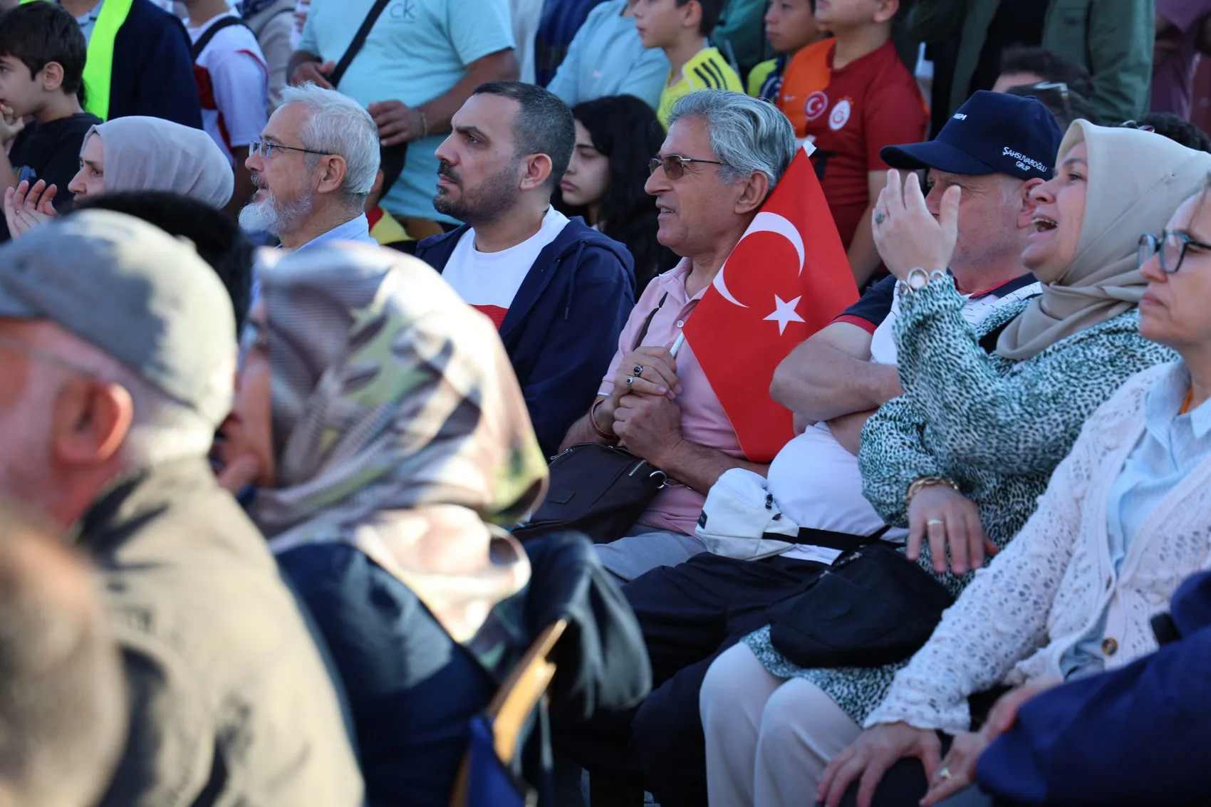 İzmir Konak Meydanı milli maçla ayağa kalktı