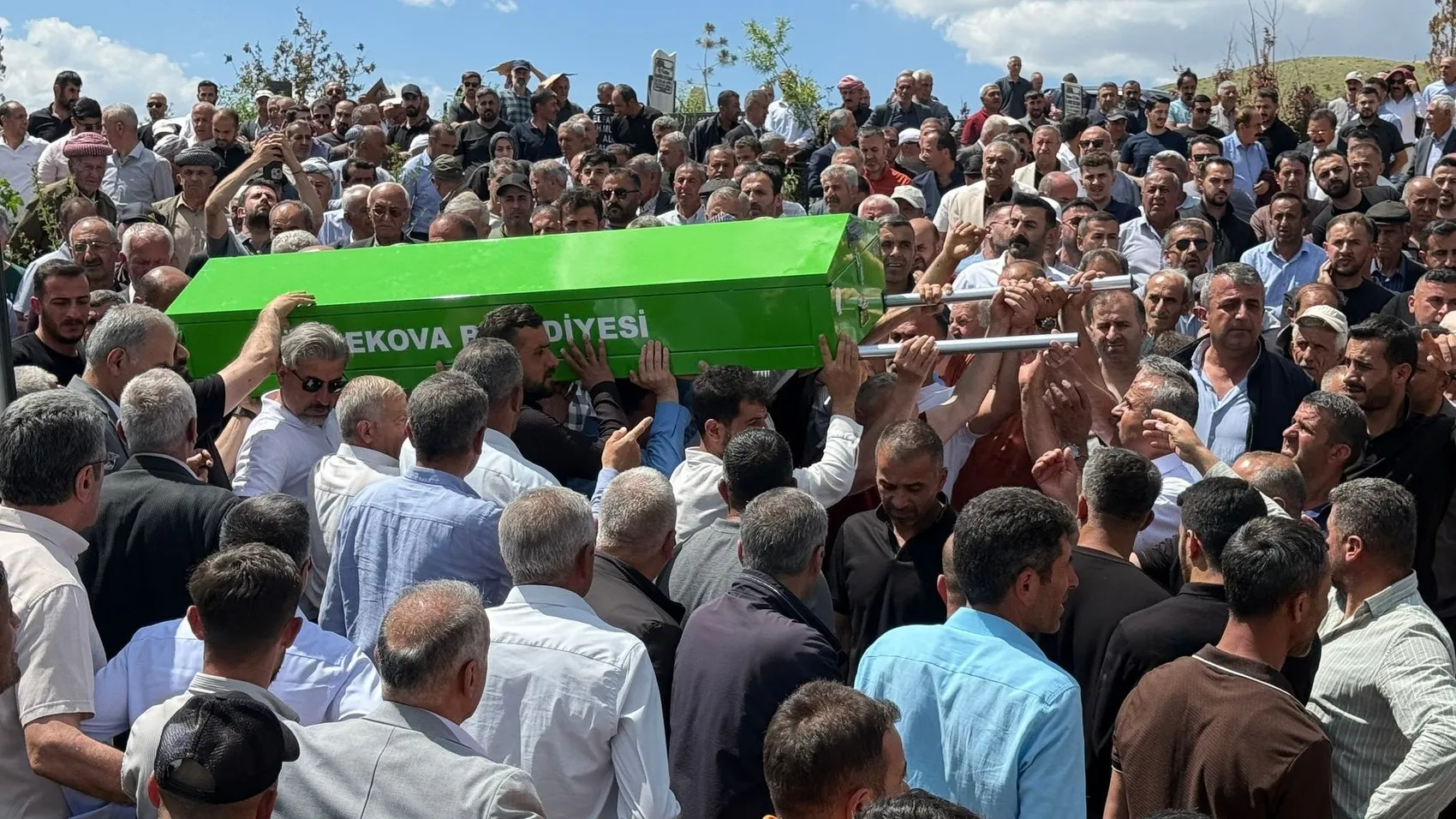 Yüksekova'da minibüs ve kamyon çarpıştı 3 kişi hayatını kaybetti