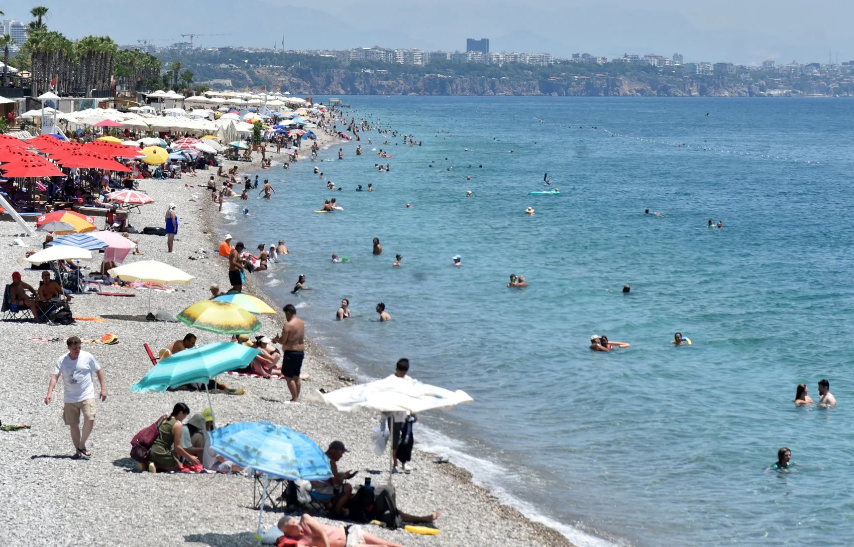 Antalya kavurucu sıcaklarla uyandı sahiller dolup taştı