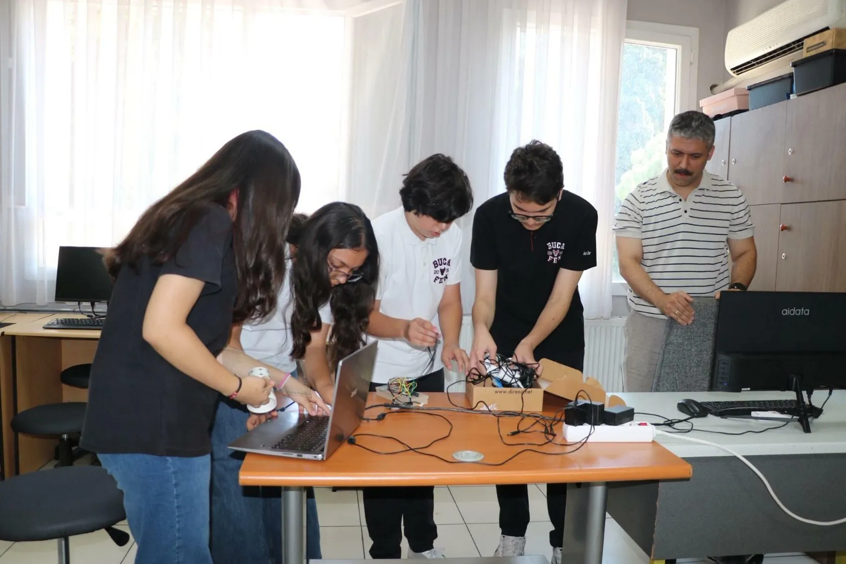Çöpe gidecek parçalarla 200 kat büyüten mikroskop yaptılar