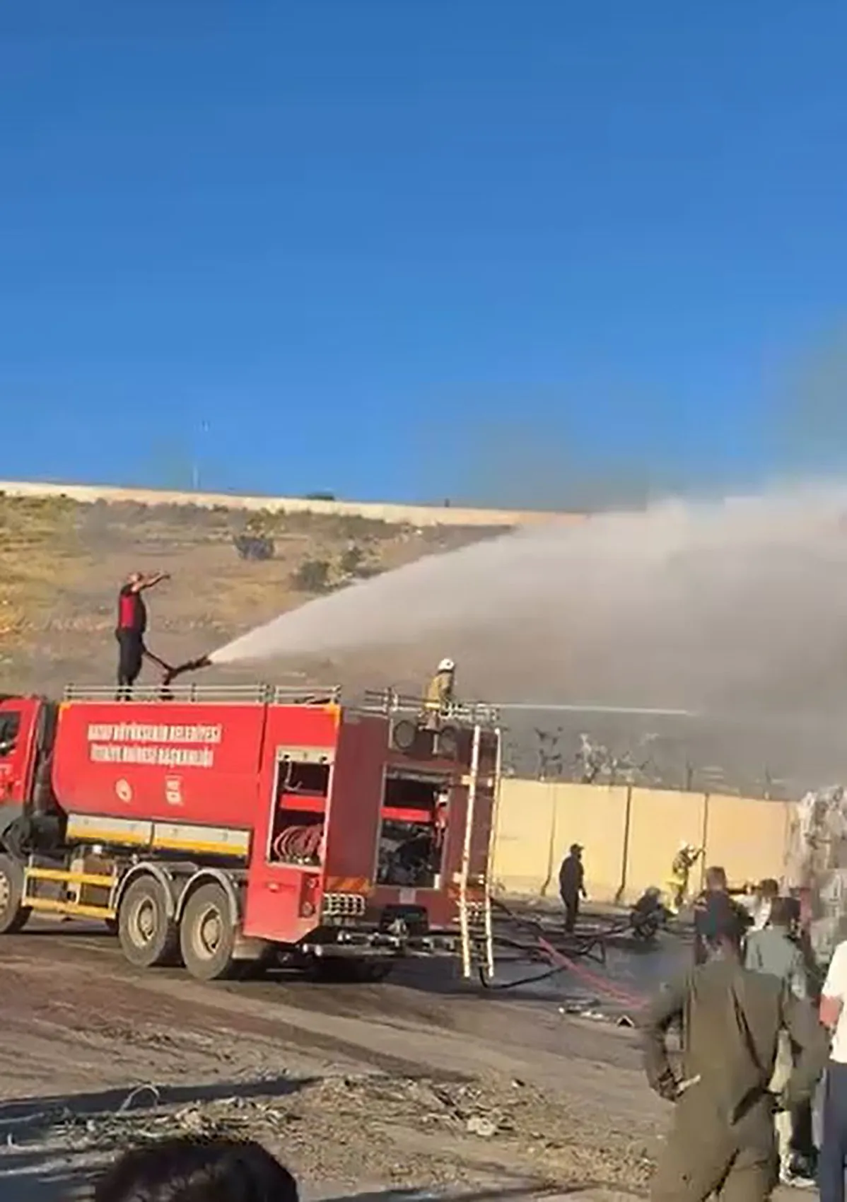 Reyhanlı sınırında iki TIR alevlere teslim oldu