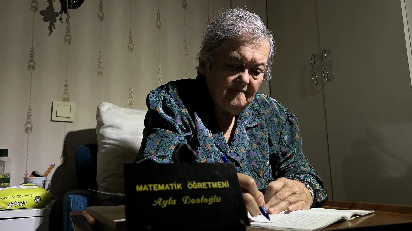 84 yaşındaki öğretmen Parkinson’a inat anılarını kitaplaştırdı
