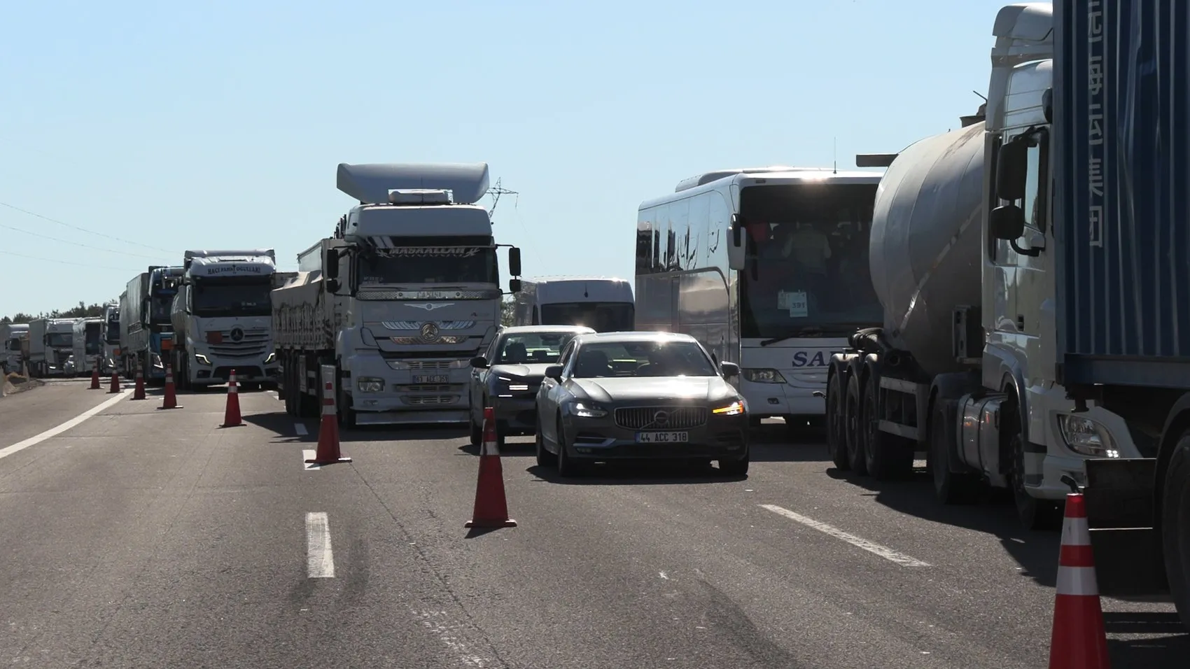 Bolu Anadolu Otoyolu'nda kamyon otomobile çarptı
