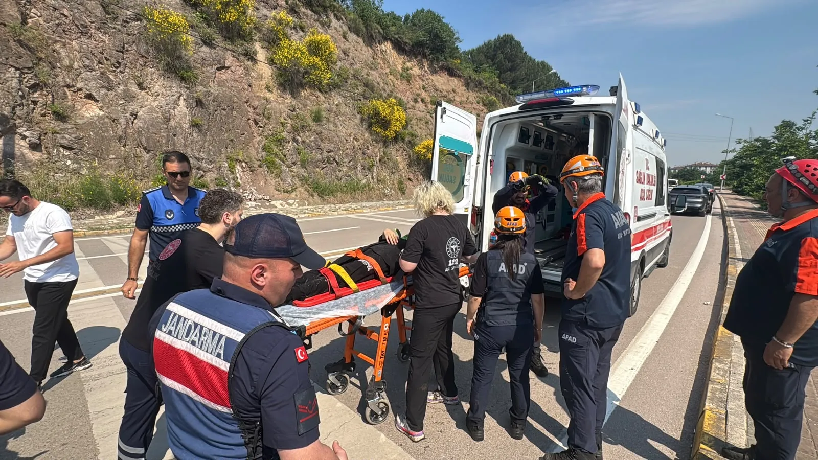 Başiskele’de 80 metrelik uçurumdan düşen sürücü kurtarıldı
