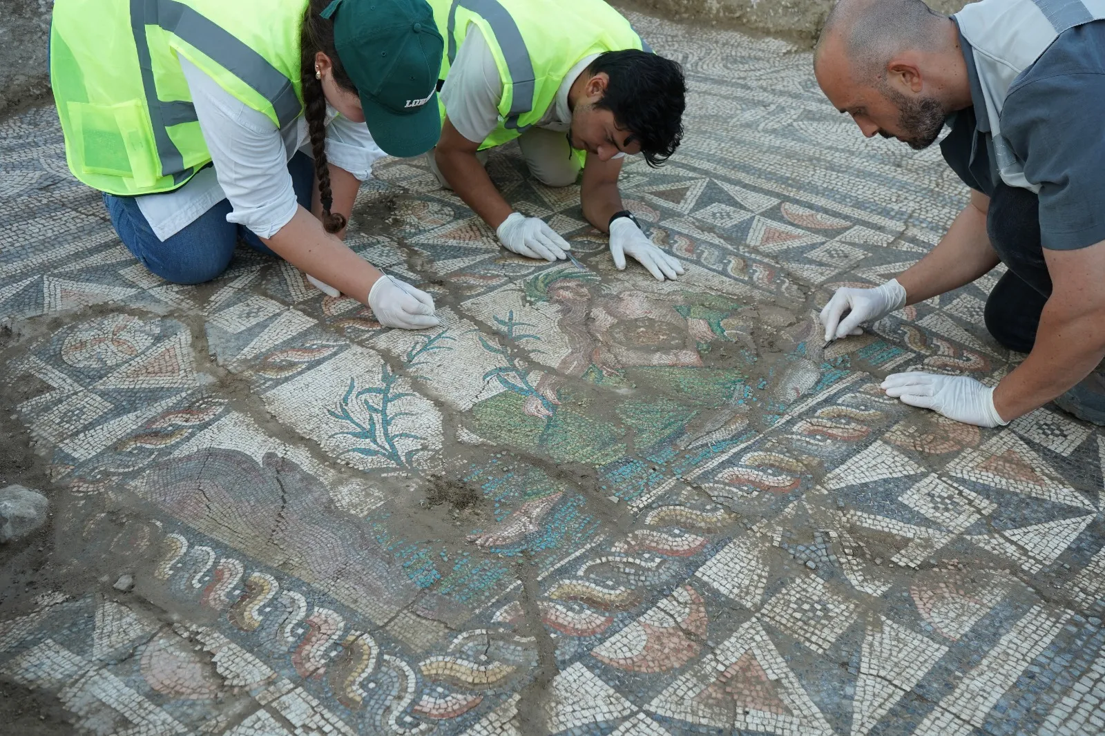 Aspendos antik kentinde nadir bulunan nehir tanrısı mozaiği bulundu