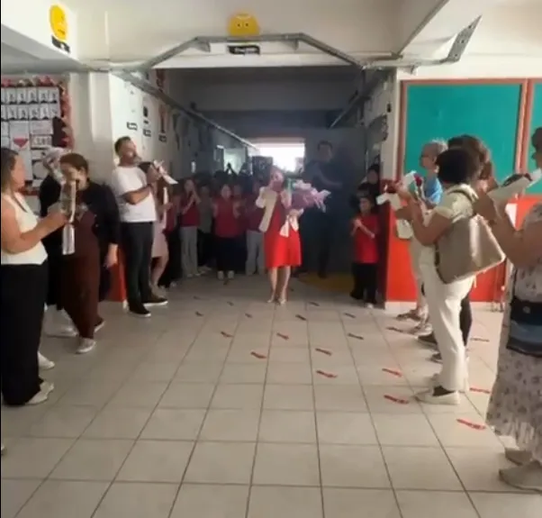 41 yıllık öğretmen son dersinde gözyaşlarıyla emekliye ayrıldı