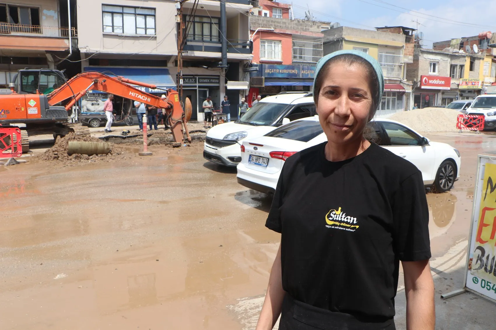 Adana'da ana su borusu patladı ve cadde çöktü