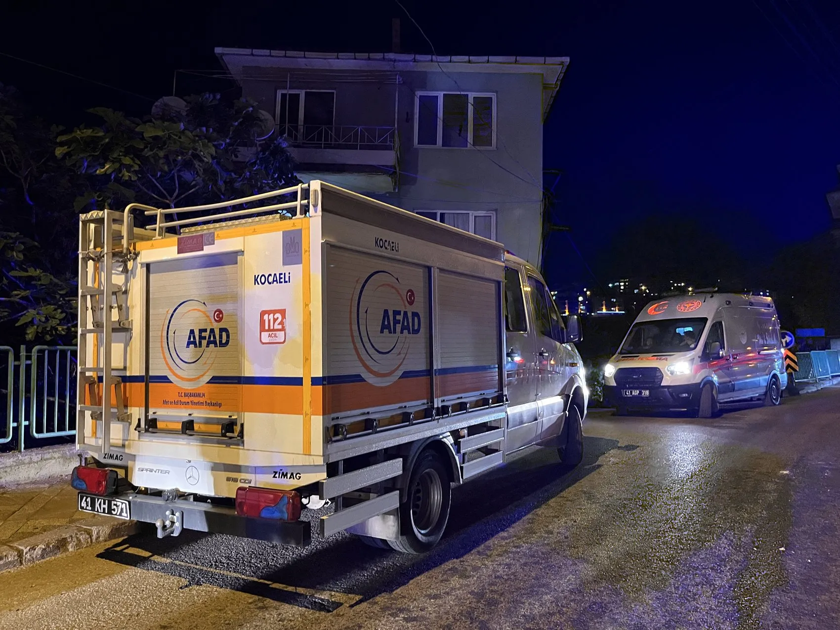 İzmit'te tavanı çöken evdeki aile son anda kurtarıldı