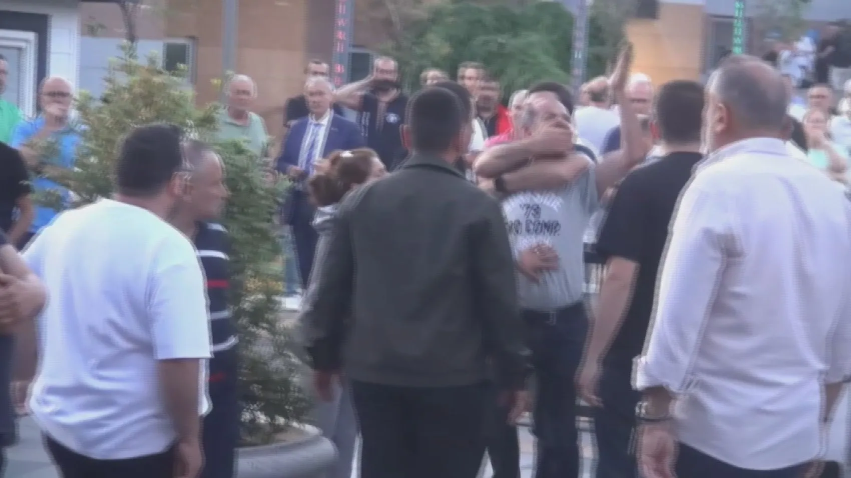 Silivri Belediyesi yolsuzluk soruşturmasında adliye önü karıştı