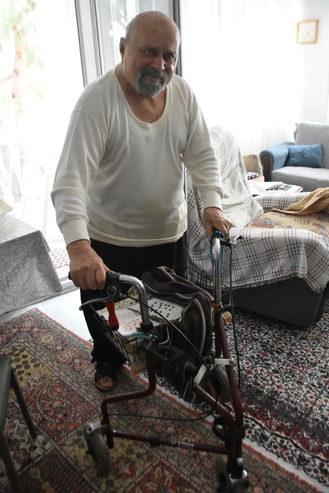 İzmirli Kemal Amca bir güvercin için evinden ayrılmıyor