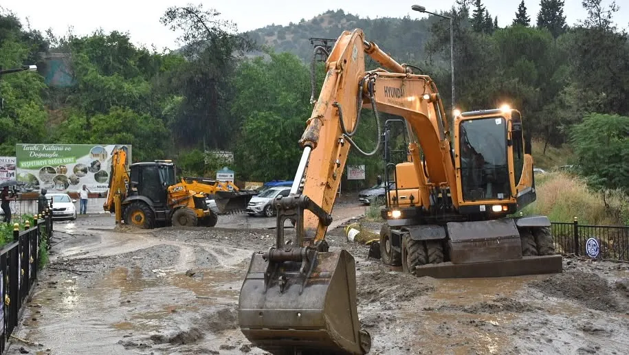 Manisa Salihli’de sel suları evleri bastı