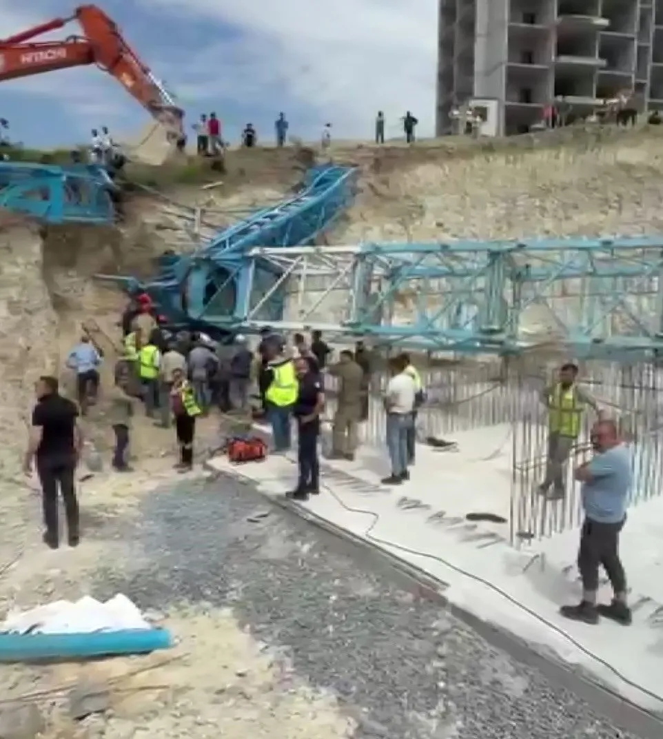Arnavutköy'de şantiyede kule vinç devrildi