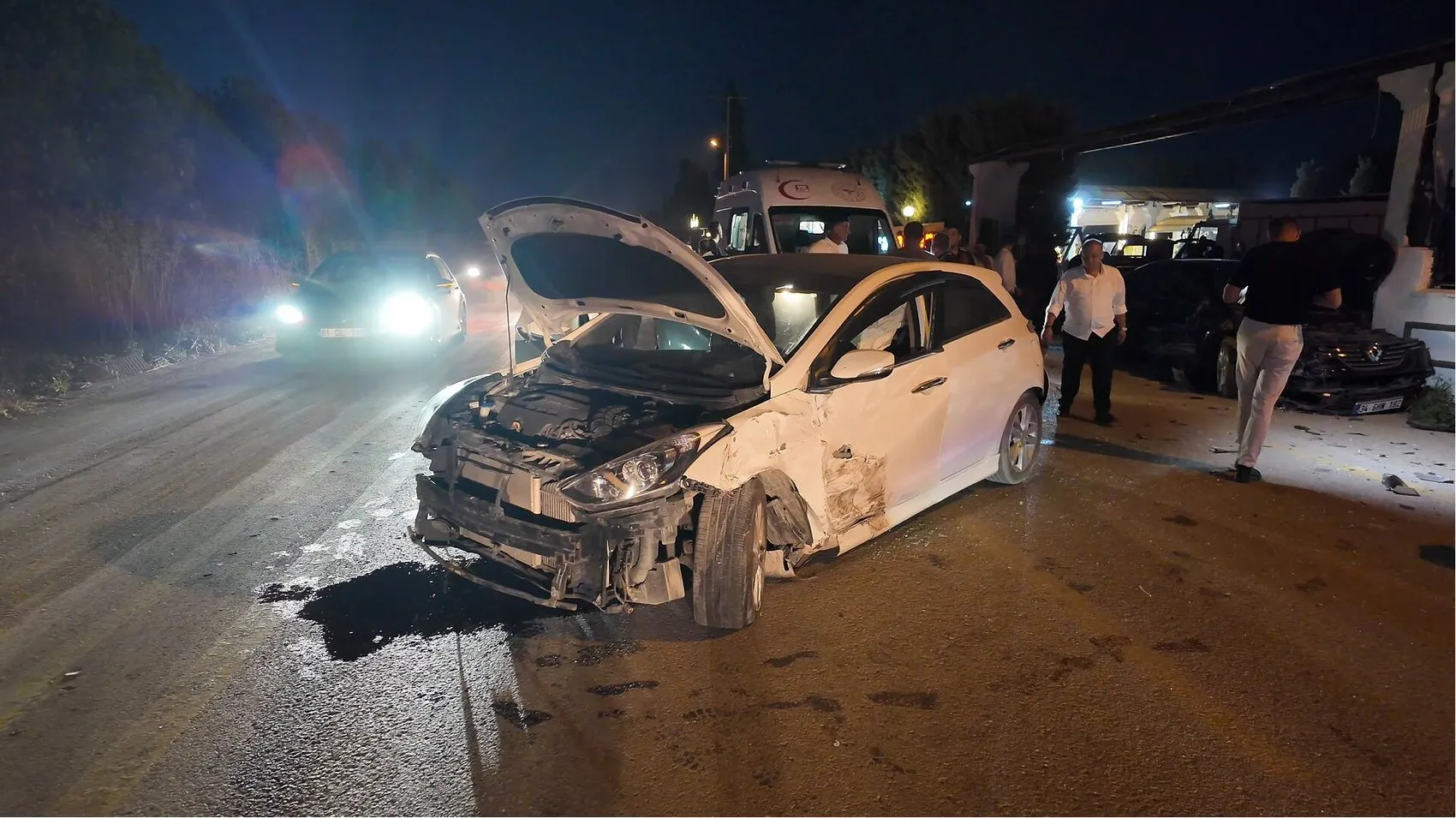 Düzce'de kaza yerinde kurtarma çalışması sürerken düğün eğlencesi kesilmedi