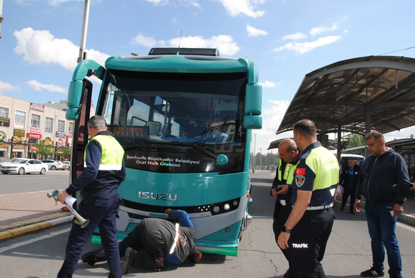 Şanlıurfa’da otobüslerin havalı kornaları silindirle ezildi