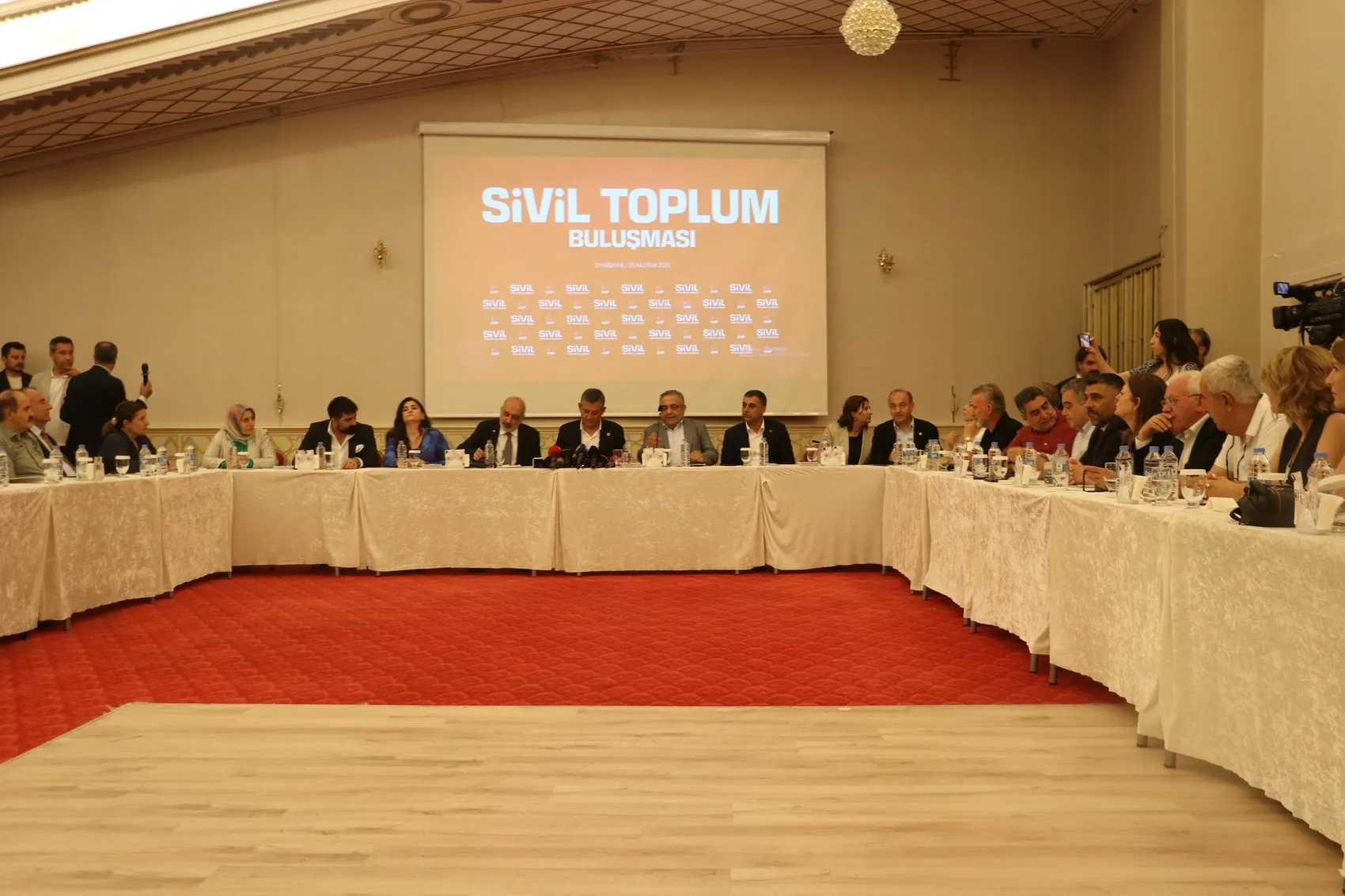 Özgür Özel Diyarbakır ziyaretinde demokrasi vurgusu yaptı