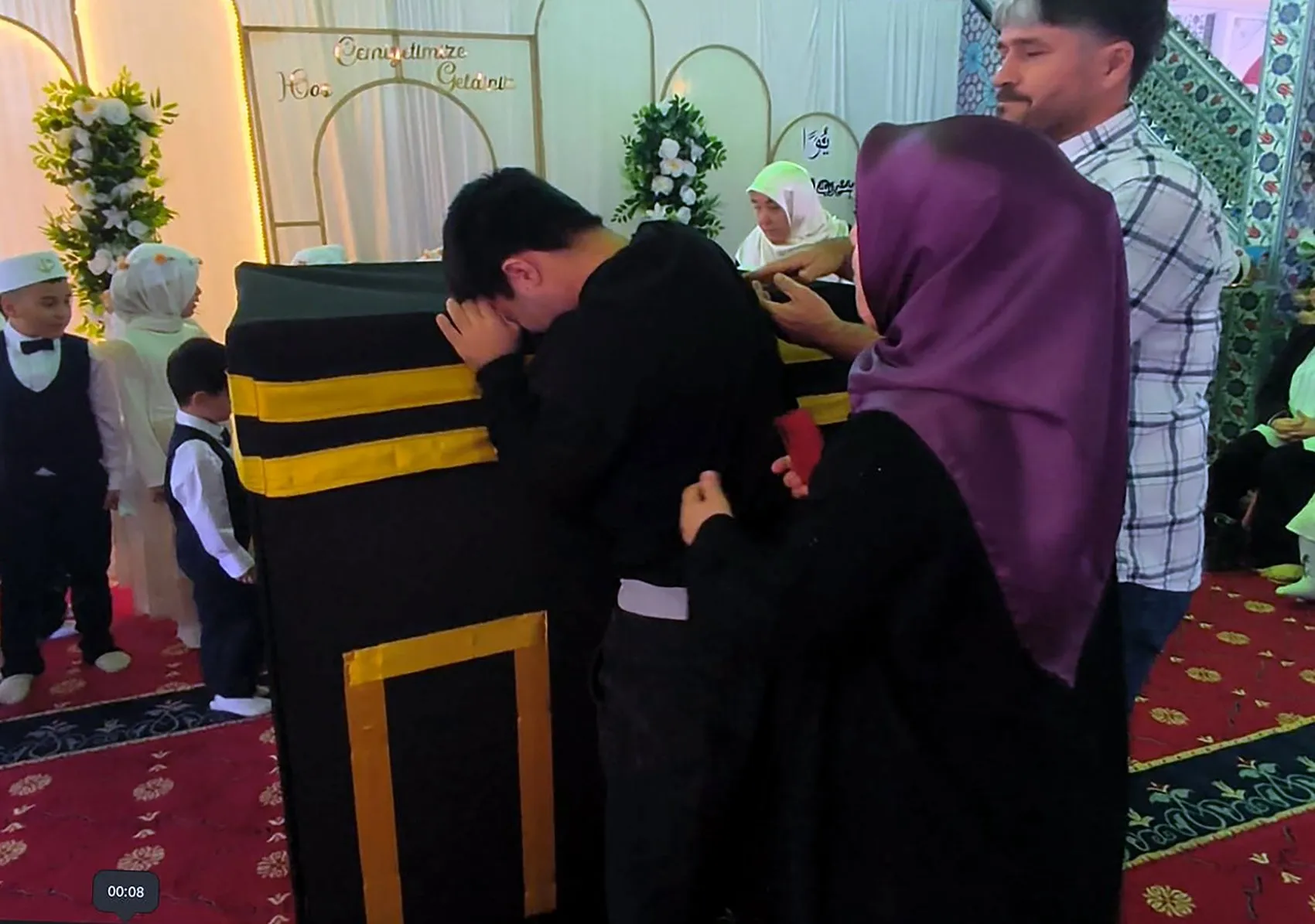 Mersinli gencin Kabe özlemi görenleri duygulandırdı