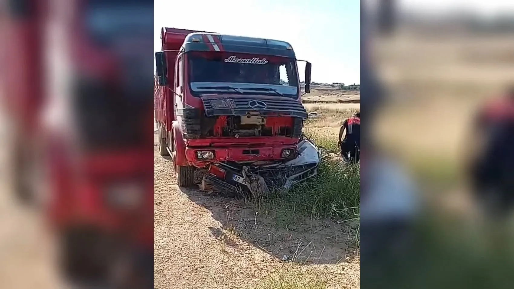 Viranşehir yolunda ağır kaza Kamyonun altına giren araçta can pazarı