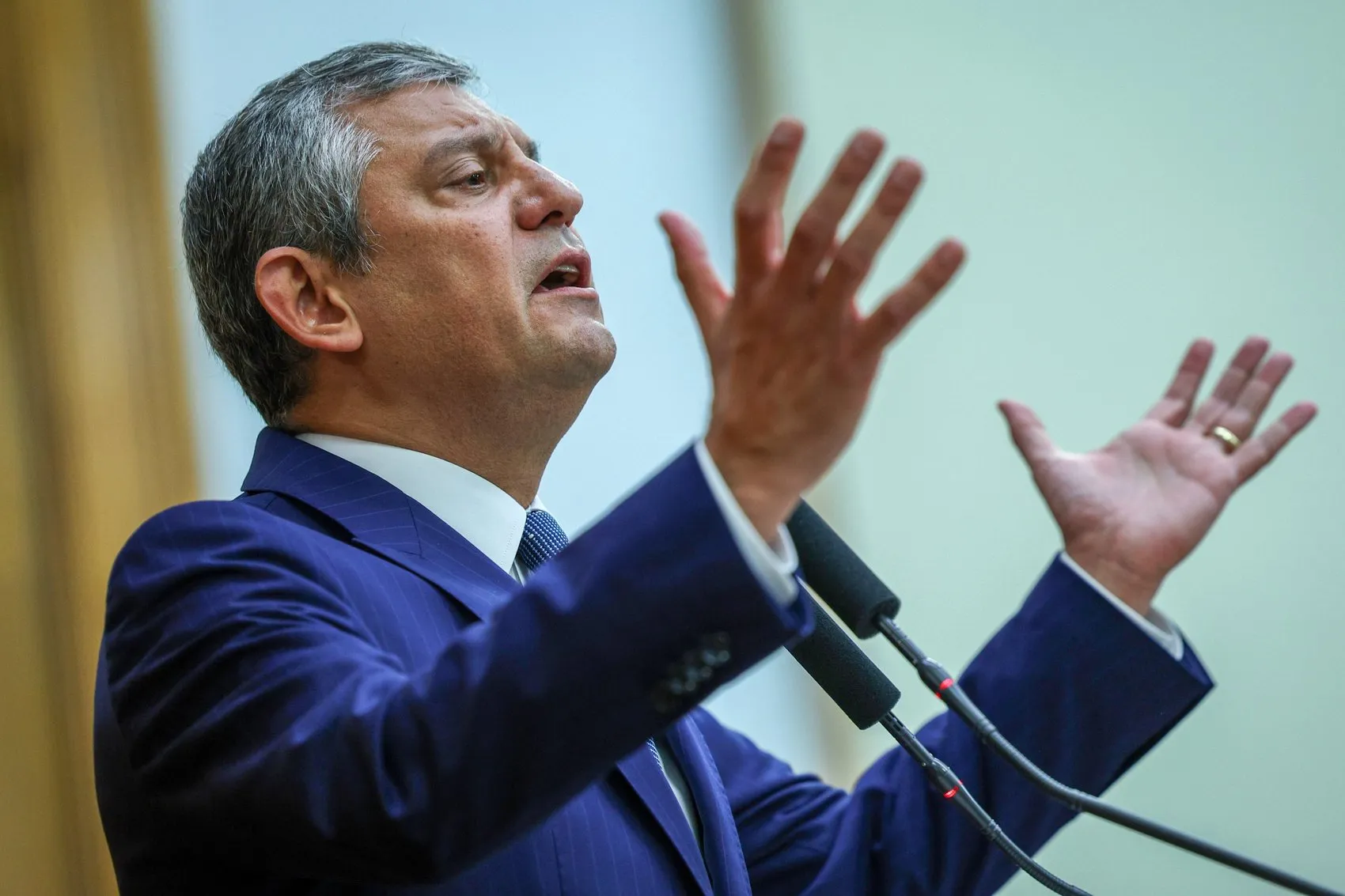 Özgür Özel'den değişim tartışmalarına kurultay resti