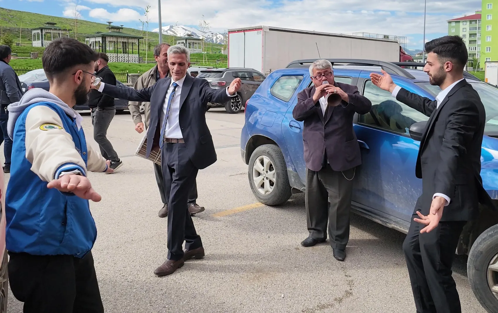 Erzurum düğünlerinin değişmez ismi kimseden bahşişi esirgemiyor