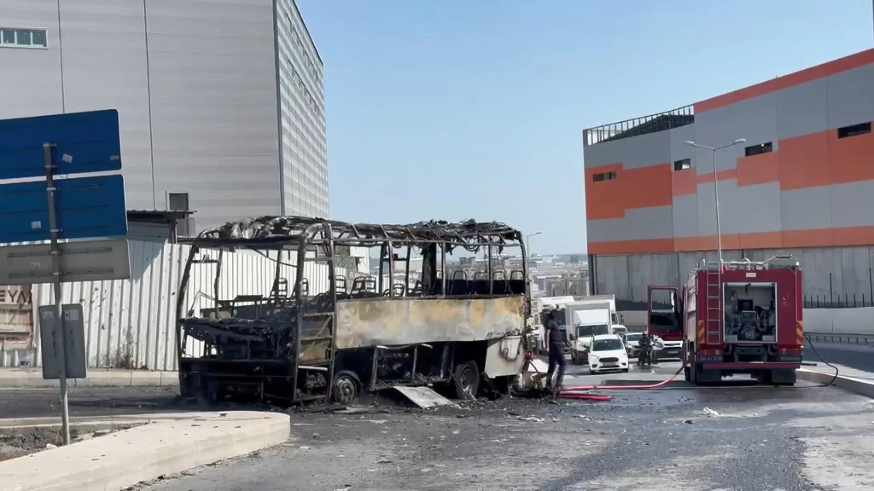 Arnavutköy'de servis minibüsü seyir halindeyken patlamalarla yandı