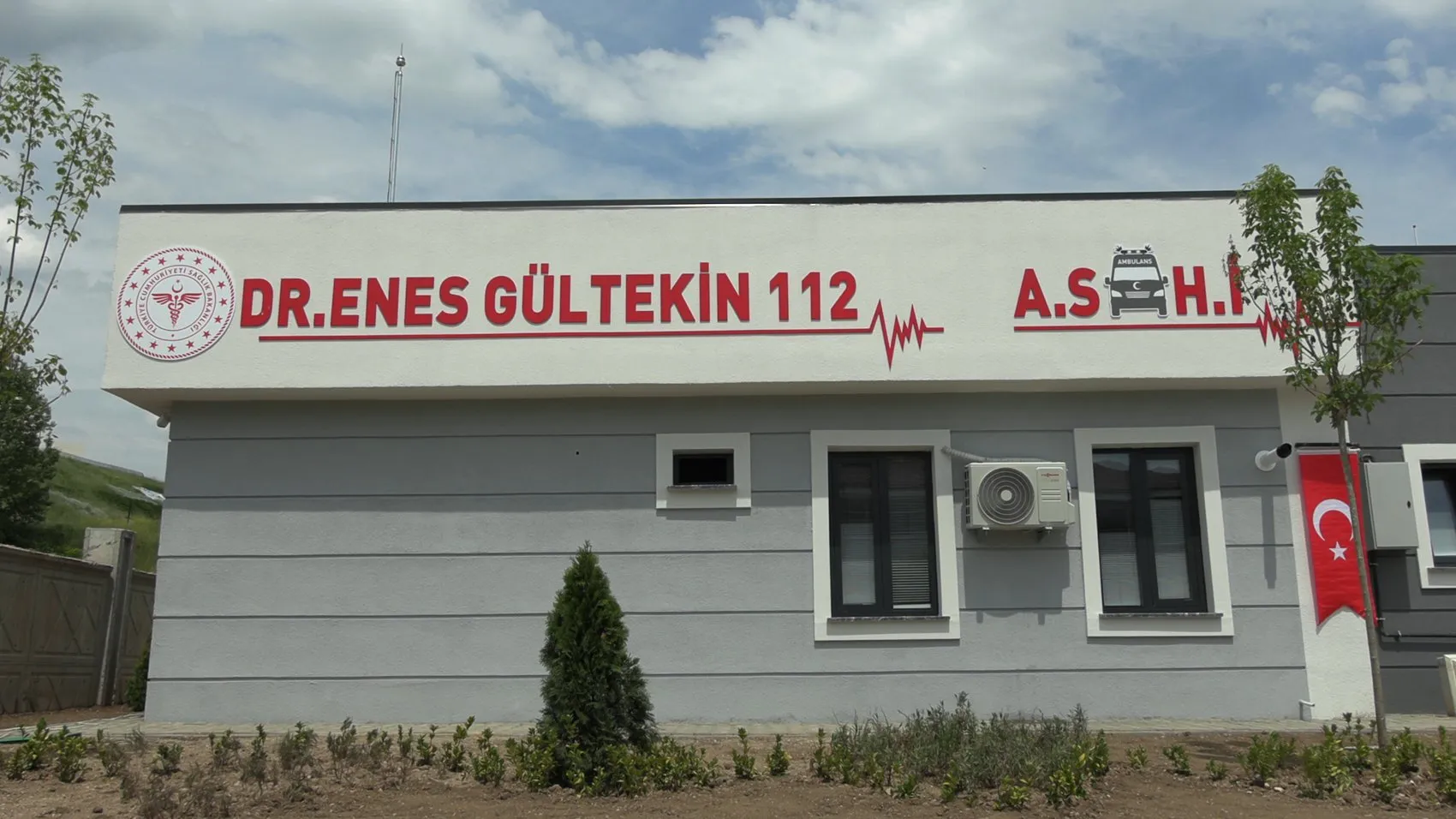 Yangın faciasında kaybettiği 8 yakını için sağlık merkezi yaptırdı