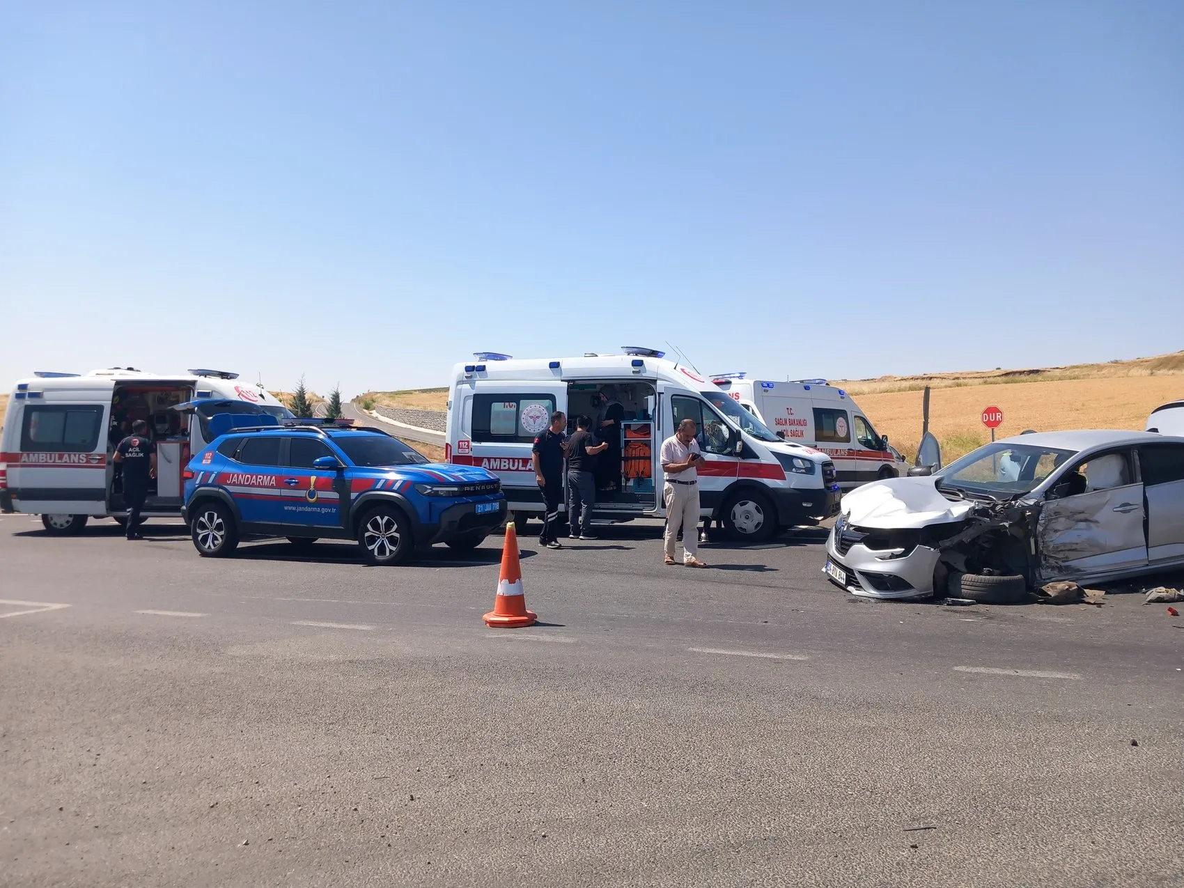 Diyarbakır'da iki araç kavşakta çarpıştı