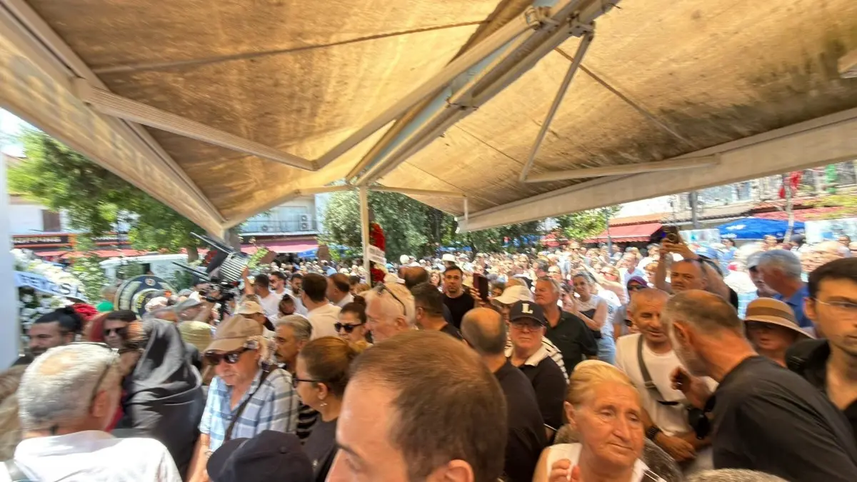 Ece İrtem in cenazesi camiye getirildi! Fotoğraf yarışı pes dedirtti 5