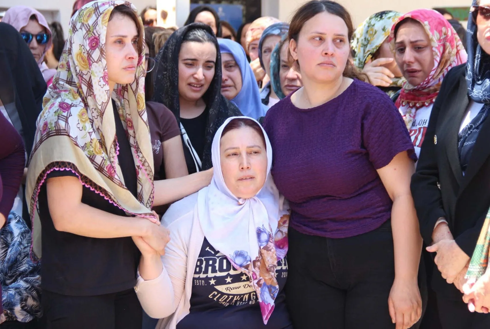 Genç öğretmen Irmak Ayşe Koparan memleketinde toprağa verildi