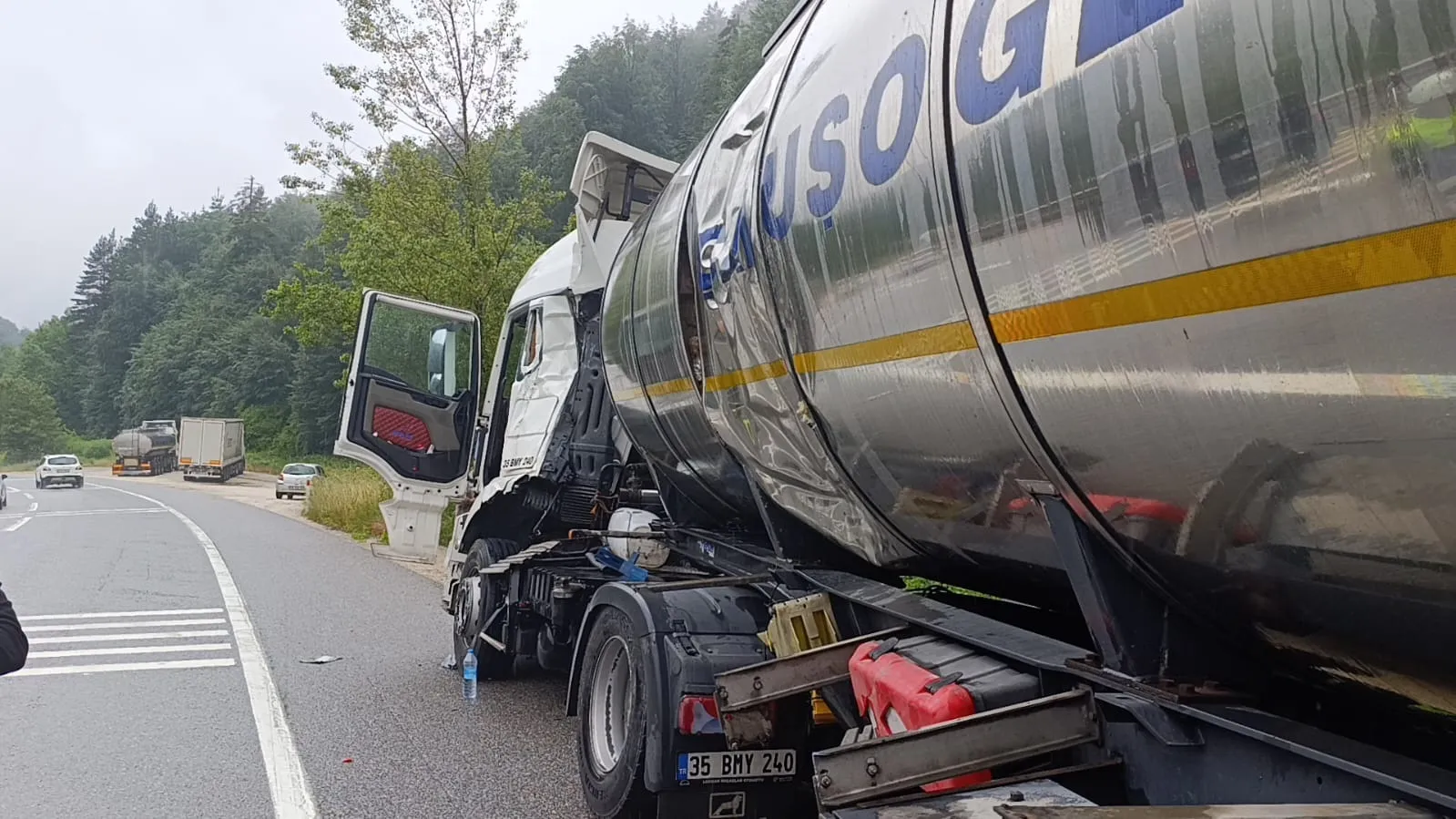 İnegöl yolunda kaza yapan tanker trafiği aksattı