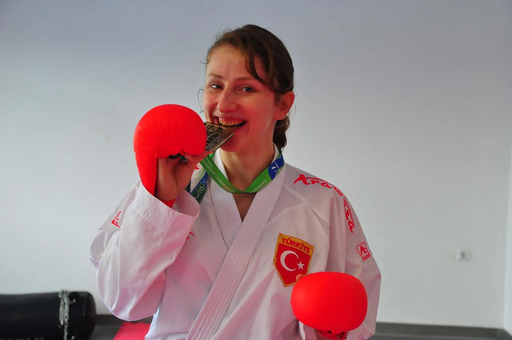 Manisalı sporcudan dünyaya madalya dersi